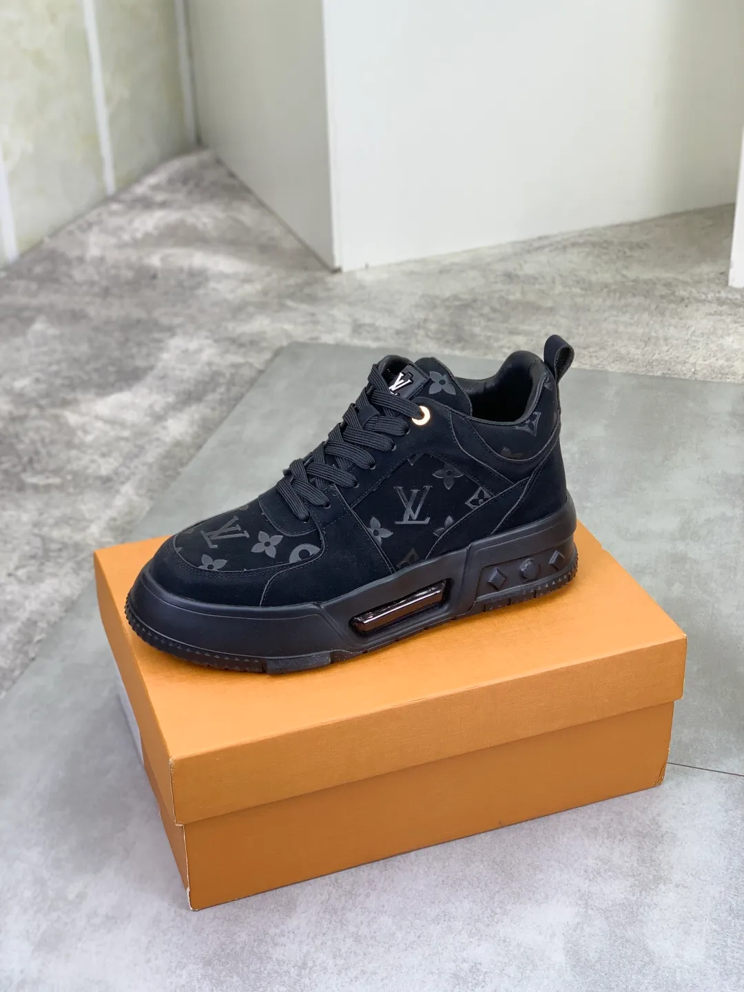 Men's men's shoes 💰P440 new style 💶【LOUIS VUITTON) new high top🍀LV Louis Vuitton *—— LV classic high top trendy shoes! Made of imported original soft calfskin, water-dyed pigskin lining. Original wear-resistant rubber outsole! High quality products! Code number: 38-44 Color: 2️⃣colors available